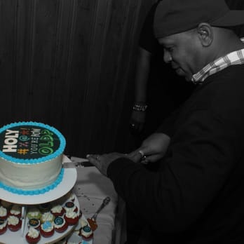 Harold Noe Photography - Slicing the cake - Videographers Near Me Harold Noe Photography - Slicing the cake - Videographers Near Me