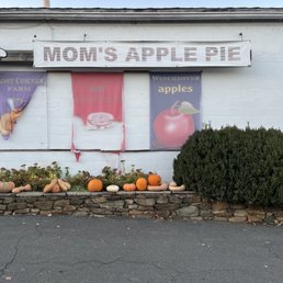 Exterior outside entrance of Mom's Apple Pie Hill High - Round Hill, Virginia Exterior outside entrance of Mom's Apple Pie Hill High - Round Hill, Virginia