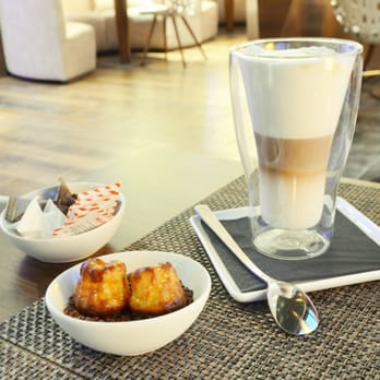 Campus Hotel Hertenstein - Latte Macchiato mit kleinen Canneles - Hotels Near Me - Weggis, LU Campus Hotel Hertenstein - Latte Macchiato mit kleinen Canneles - Hotels Near Me - Weggis, LU
