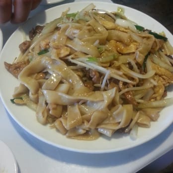 Dumpling Inn - Deluxe chow mein with house noodles (thick noodles, not the spaghetti like ones) with no shrimp. Delicious!!! - Chinese Near Me - San Diego, California