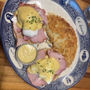 MoCo's Founding Farmers - Traditional ham Benedict - New American Near Me - Potomac, Maryland MoCo's Founding Farmers - Traditional ham Benedict - New American Near Me - Potomac, Maryland