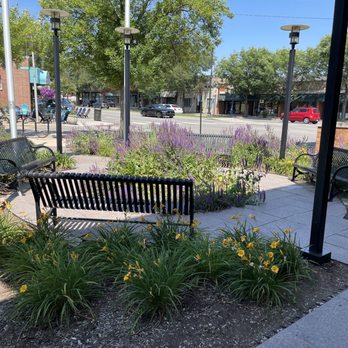 Chicago Public Library - Edgebrook - Outdoor sitting area. - Libraries Near Me - Chicago, Illinois