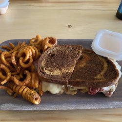 Shoey’s Log Bar