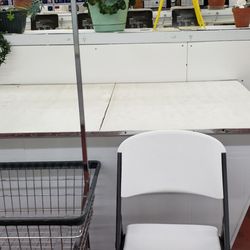 Super Clean Coin Laundry - Folding area