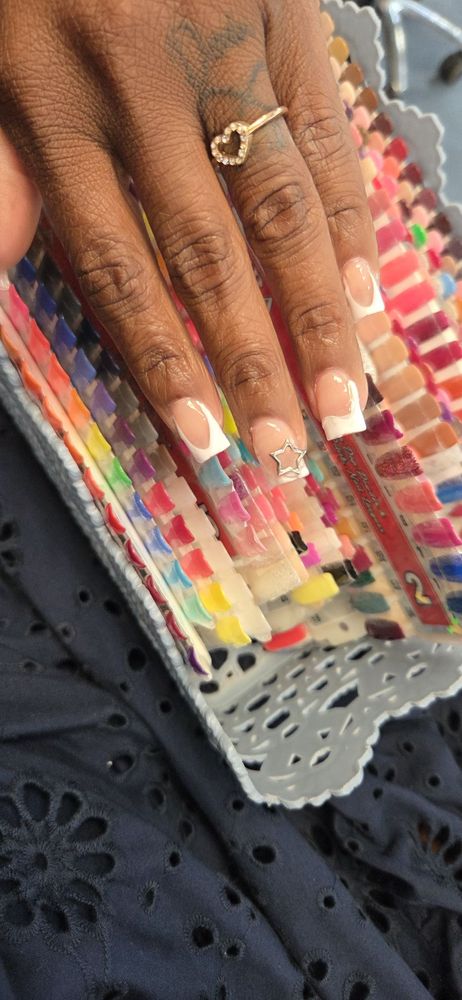 Glamour Nails Logo