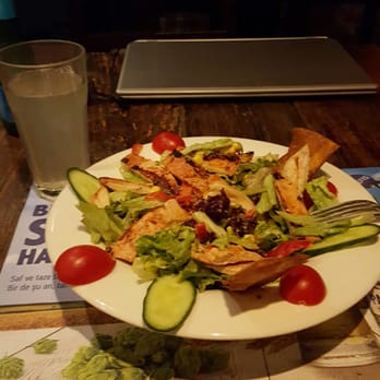 Liberta - Tavuklu salata yiyorum. Keske sos secimini biraz da misafirlerine biraksalar. - Local Flavor Near Me - Istanbul, 34