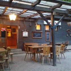 Athletenheim - Eingang davor eine große Terrasse