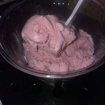 Caffe Paradiso - Strawberry Jelato with nice pieces of frozen strawberries. - Cafes Near Me - Brentwood, California