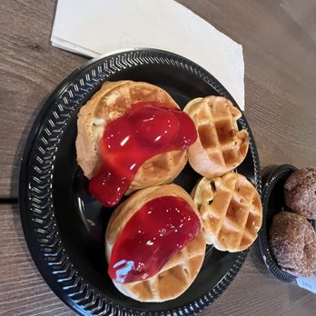 Fairfield by Marriott Inn & Suites Saratoga Malta - Make your own mini waffles! Cherry pie filling and both reg. & sugar free syrup available. - Hotels Near Me - Malta, New York