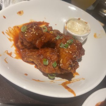 Yard House - 10 Crispy Traditional Wings - Vegetarian Near Me - Burbank, California