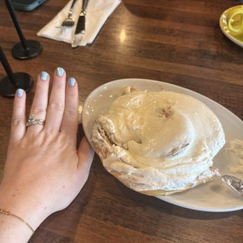 Good Lookin - Cinnamon roll - Breakfast & Brunch Near Me - Omaha, Nebraska Good Lookin - Cinnamon roll - Breakfast & Brunch Near Me - Omaha, Nebraska