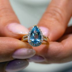 Cole's Jewelers - Photo credit - Sequim Gazette. Beautifully Designed Aquamarine & Diamond Ring