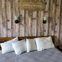 Jefferson Inn - Comfortable bed and pillows