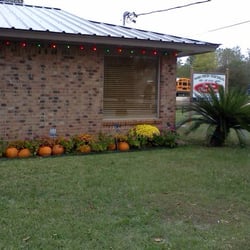 DeeLeons - Picture of the Restaurant sign so you don't miss it.