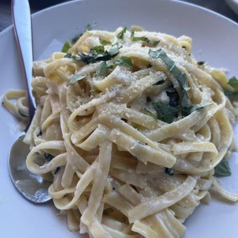 Del Lusso - Fettuccine Alfredo. Not heavy and completely delicious. - Pizza Near Me - Carlsbad, California