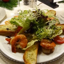 Englhof - Salatvariation mit frischen Garnelen und Knoblauchbaguette.