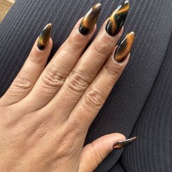 Noire Nail Bar of Clearwater - The cat eye design she decided to do