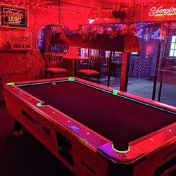 Lakeside Lounge - Black light poole table