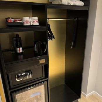 Thon Hotel Rosenkrantz - Wardrobe with mini bar and safe. - Hotels Near Me - Bergen, 12