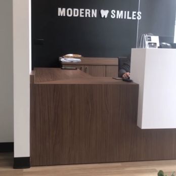 Modern Smiles - Front desk area - General Dentistry Near Me - Chicago, Illinois
