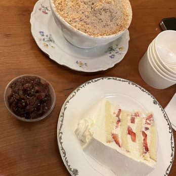 Cafe Giverny - Organic Multi grain powder Shaved ice with red bean paste & strawberry shortcake - Desserts Near Me - Los Angeles, California