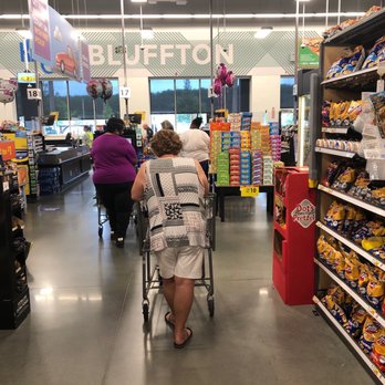 Kroger - a woman pushing a shopping cart in a grocery store - Grocery Near Me - Bluffton, South Carolina Kroger - a woman pushing a shopping cart in a grocery store - Grocery Near Me - Bluffton, South Carolina