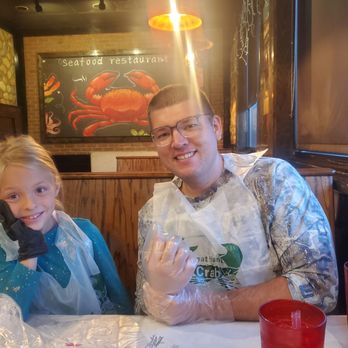 Great Hunter Crab - Table including gloves, bibs, and a pack of baby wipes. - Seafood Near Me - Memphis, Tennessee Great Hunter Crab - Table including gloves, bibs, and a pack of baby wipes. - Seafood Near Me - Memphis, Tennessee