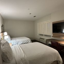 Holiday Inn Hotel & Suites St. Catharines Conf Ctr - Room 611