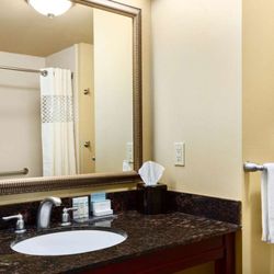 Hampton Inn & Suites Mission - Guest room bath