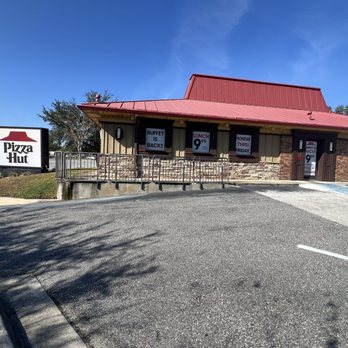 Pizza Hut - Outside parking lot - Pizza Near Me - Clermont, Florida