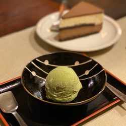 Ichisou - Matcha ice cream (front) chocolate cake (back)