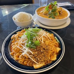 Thai Spices Natural Restaurant - 4. Pad Thai