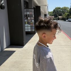 Blend Barbershop - Mid Fade/ By: Victor