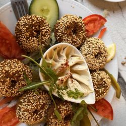 Emessa - Falafel mit hummus und Salat