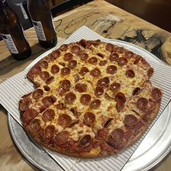 Lee's Sports and Spirits - Tuesday night is Queen of Hearts so the vibes were vibing . The pizza was delicious and the beers were cold. See you next week !