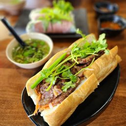 Ve5. Sandwich - Avocado & Mixed Veggies / Bánh Mì Rau & Trái Bơ