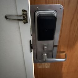 Sleep Inn and Suites - Lack of safety lock