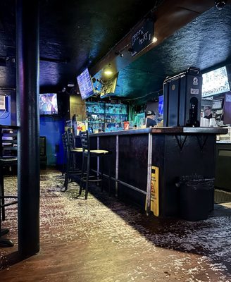 Suki's Bar & Grill by null