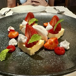 Alloro al Miramar - Dessert with custard and strawberries