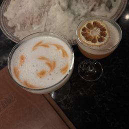 Pisco sour (left) Pisco sour (left)