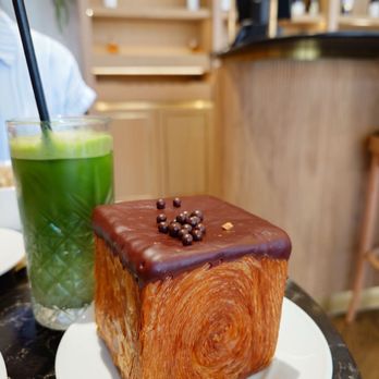 Le Deli Robuchon - Chocolate cube and iced matcha latte - Bakeries Near Me - London, XGL Le Deli Robuchon - Chocolate cube and iced matcha latte - Bakeries Near Me - London, XGL