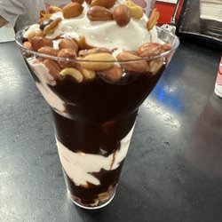 Paul's Drive In - Peanut cluster parfait