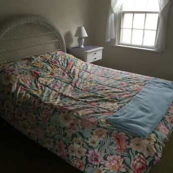 Holden Inn - I'm pretty sure all the bedding was made before 1985. - Hotels Near Me - Wellfleet, Massachusetts