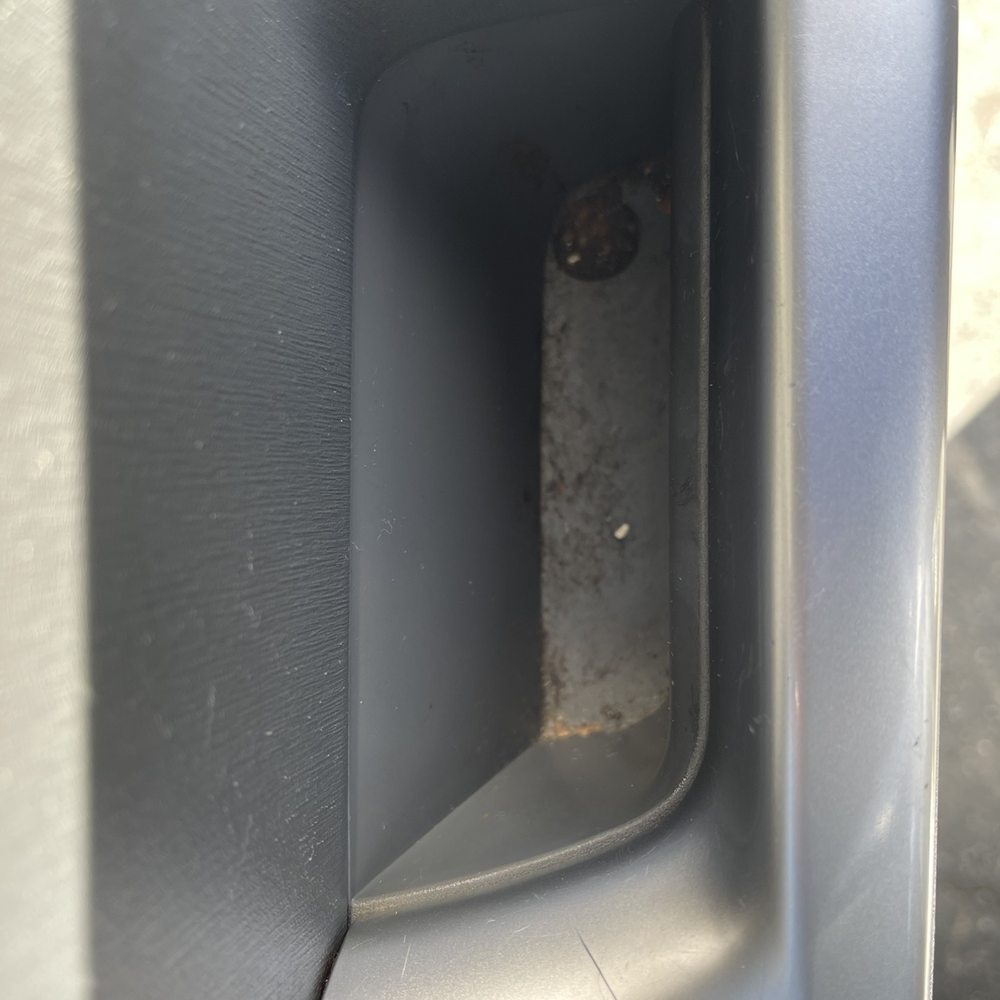 Didn't even try to clean the door grip. Didn't even try to clean the door grip.