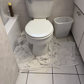 Tropical Manor Motel - The tub leak in the bathroom - Hotels Near Me - Daytona Beach, Florida Tropical Manor Motel - The tub leak in the bathroom - Hotels Near Me - Daytona Beach, Florida
