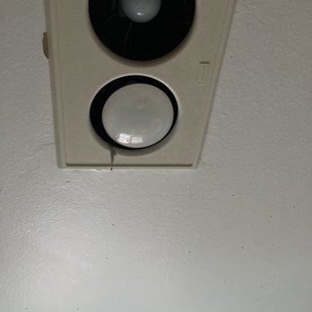 Surf Motel & Gardens - Missing cover on bathroom lights. - Hotels Near Me - Fort Bragg, California Surf Motel & Gardens - Missing cover on bathroom lights. - Hotels Near Me - Fort Bragg, California
