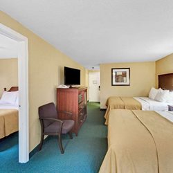 Ramada by Wyndham Kittery - 3 Queen Bed Suite