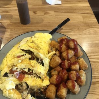 Hearth Locavore Kitchen - Omelet with mushrooms and tomato, with tots. - Airport Lounges Near Me - Kansas City, Missouri