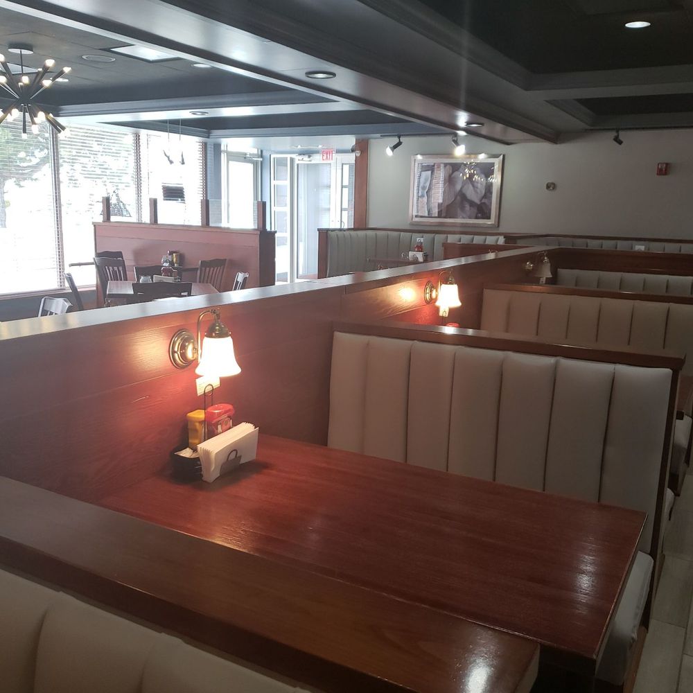 Tavern on 13th - a table with a lamp on it - American Near Me - Milwaukee, Wisconsin