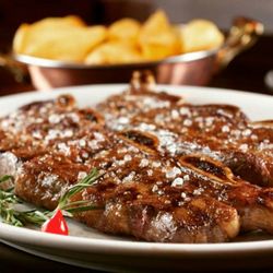 King Grill Burger e Steakhouse - Costela de Tira grelhada com sal grosso, corte muito saboroso e excelente pra comer tomando uma cerveja Artesal.